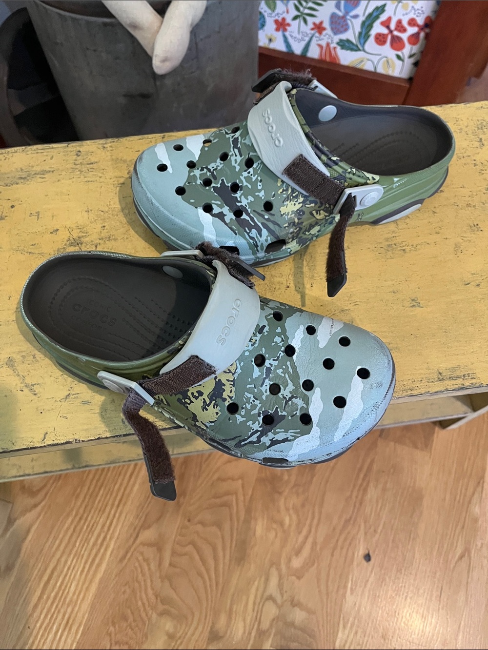 Men’s CROCs in Green Camo with Black Velcro Tabs for Adjustable Strap - Picture 8 of 8